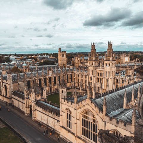 Explore historic central Oxford, a mere 2 kilometres from the apartment
