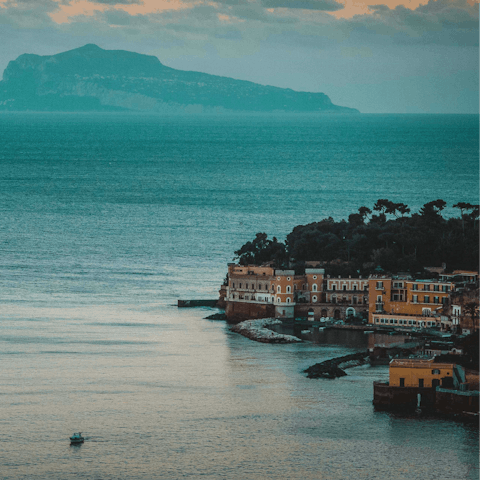 Take a boat trip along the coast to admire the beautiful city of Naples 