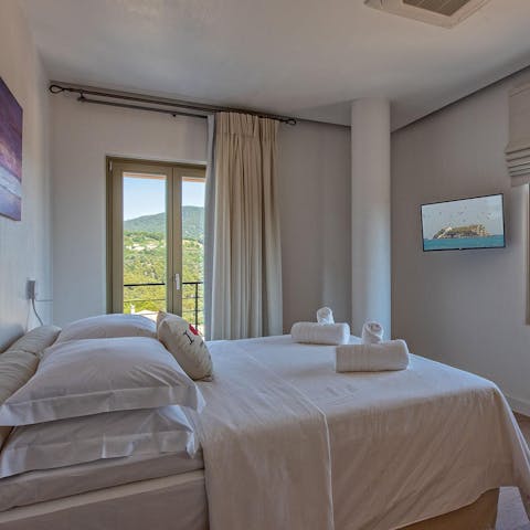 Wake up to beautiful mountain scenery in the comfortable bedrooms