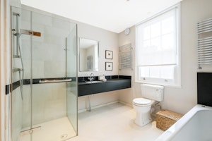 London Essence image 9