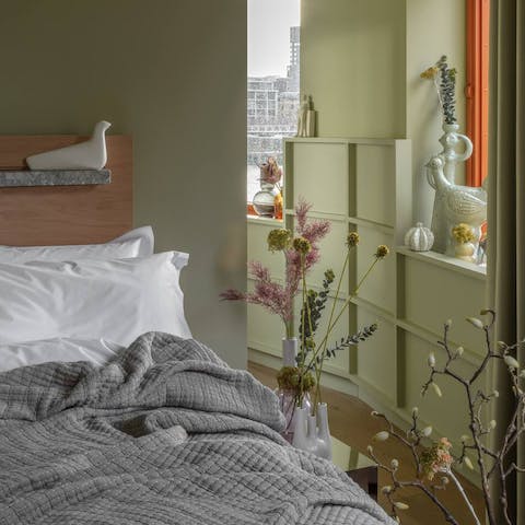Enjoy a peaceful night's sleep in the chic bedroom – you'll wake up rested and ready for another day of London sightseeing