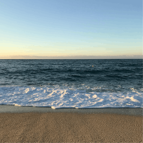 Stay in the beautiful L'Île-Rousse, within walking distance from its magical beach