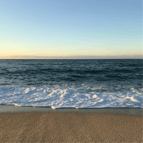 Stay in the beautiful L'Île-Rousse, within walking distance from its magical beach 