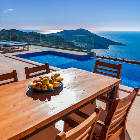 Enjoy the best of alfresco dining at the outdoor dining table