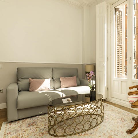 Relax and unwind in the bright and cosy living room 