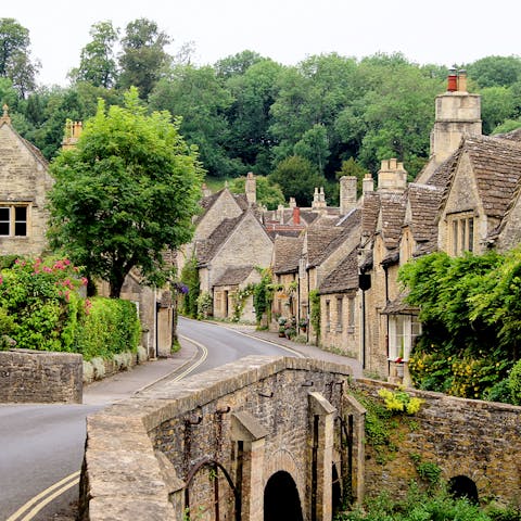 Discover the beauty of the Cotswolds, starting in  the bustling village of  Broadway (a twelve-minute drive)