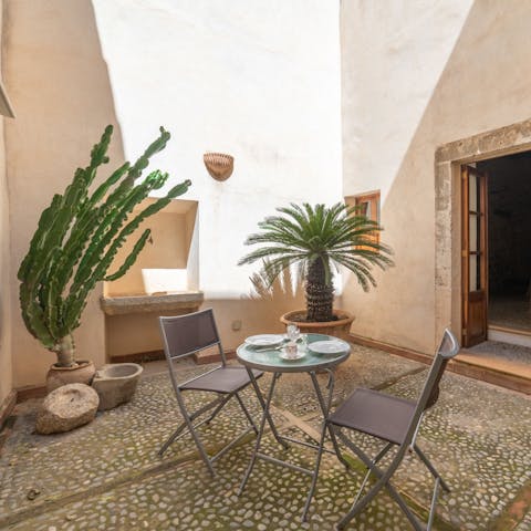 Find your favourite nook in the outdoor area for enjoying a traditional Calimandria