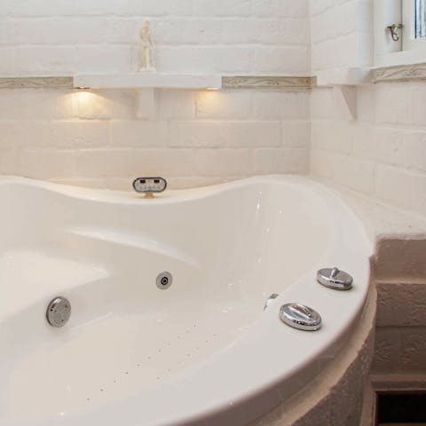 Take a relaxing soak after a long walk through the nature reserves in the jacuzzi bathtub