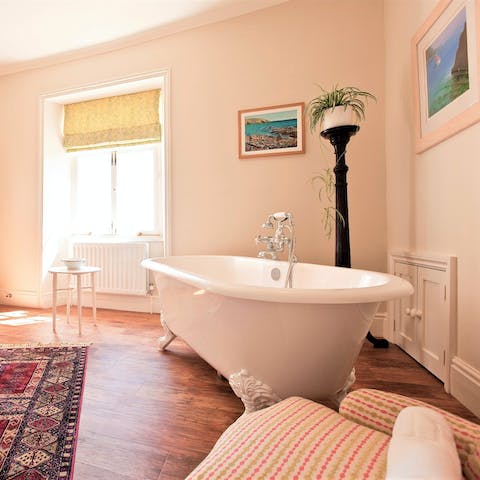 Treat yourself to an indulgent bath in this luxurious clawfoot tub