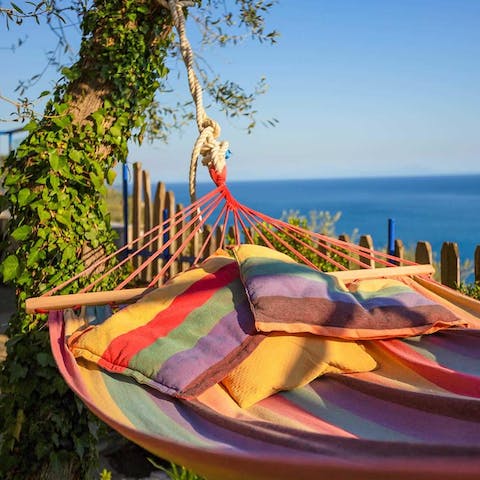 Snooze in this perfectly positioned hammock