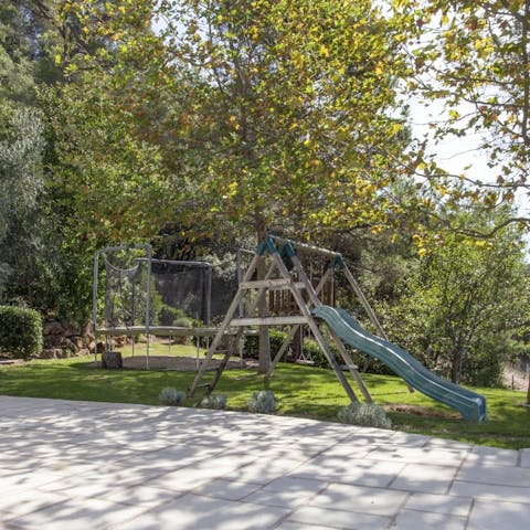 Entertain the kids outside on the swing set and playpark