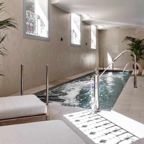 Benefit from the amenities at hand, including a communal pool, sauna, and gym