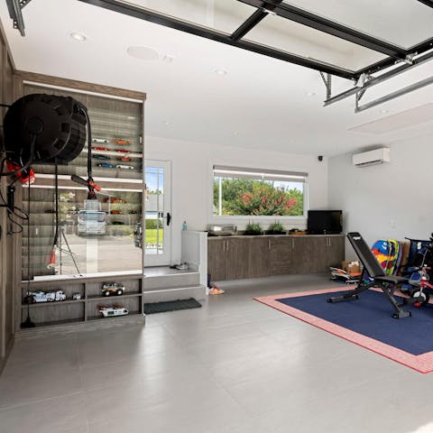 Make full use of the home's very own well-equipped fitness centre