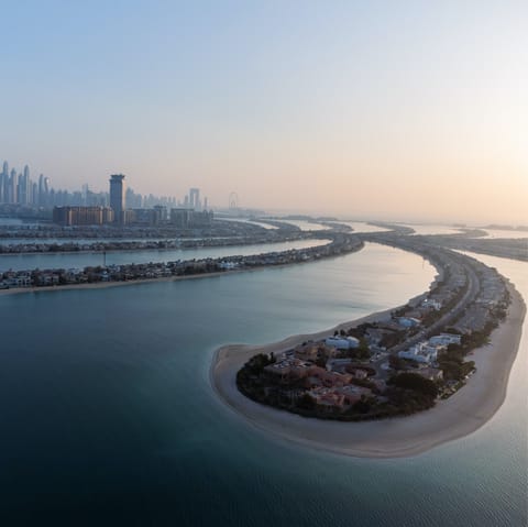 Explore the luxurious Palm Jumeirah with its Aquaventure Waterpark