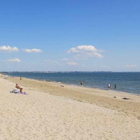 Stay just a twenty-five-minute drive away from Barges Beach