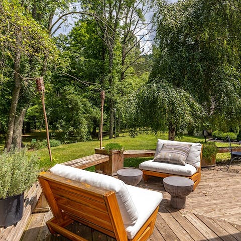 Relax in the well-kept garden's lounge area on sunny afternoons