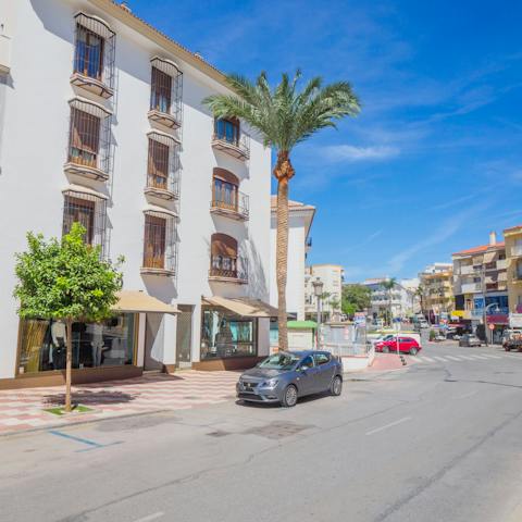 Enjoy your central location close to the heart of Alhaurín El Grande, strolling to local shops and restaurants