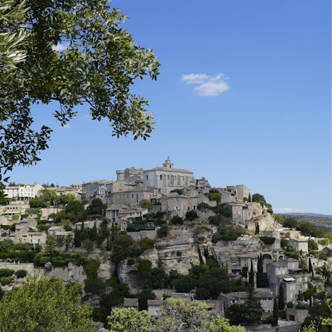Wander the picturesque streets of Gordes – a five-minute stroll away