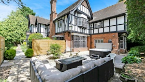 The Grand Manor image 1
