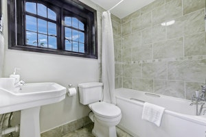 The Grand Manor image 2