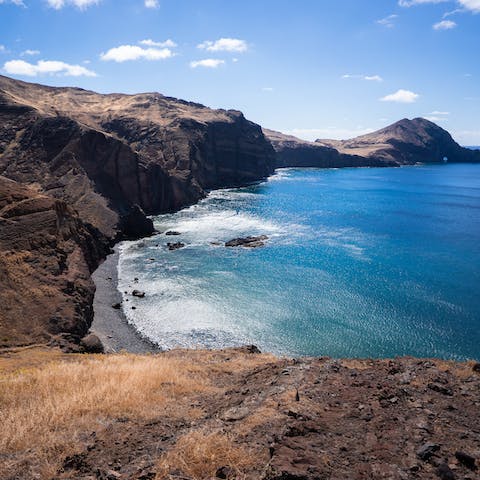 Explore Madeira's rugged coastline – the Jardim do Mar hiking area is just a ten-minute drive away