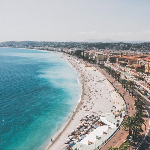 Stroll along Promenade des Anglais and relax on Voilier Plage, two minutes from your doorstep