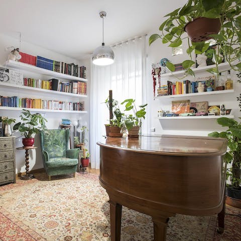 Make yourself comfortable on the armchair with one of the many books on the shelves or jazz up any evening with a tune on the piano