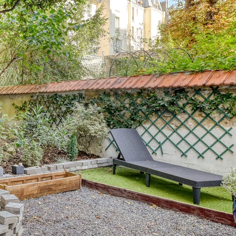 Relax in the Parisian sun on the lounger in the private garden