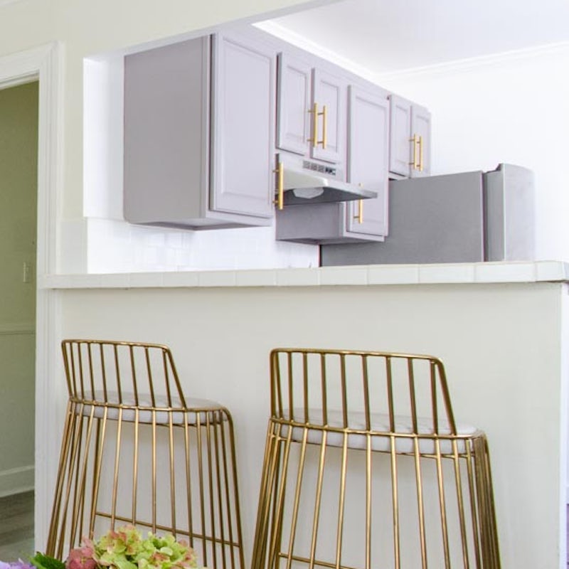 Enjoy your morning coffee at the chic breakfast bar