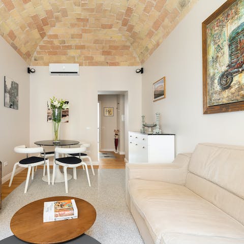 Relax after a busy day under the arched brick ceiling in the living room