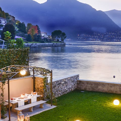 Dine alfresco as you look out over the lake by the enchanting light of the outdoor lanterns