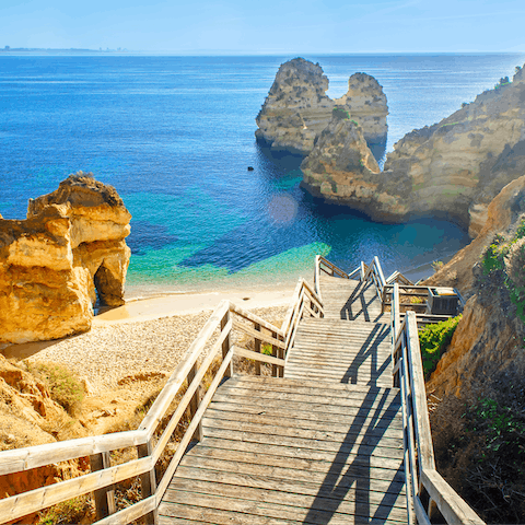Stay on the Algarve shoreline, right above the emblematic Praia da Marinha