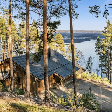 Stay in a log cabin on the banks of Lake Päijänne
