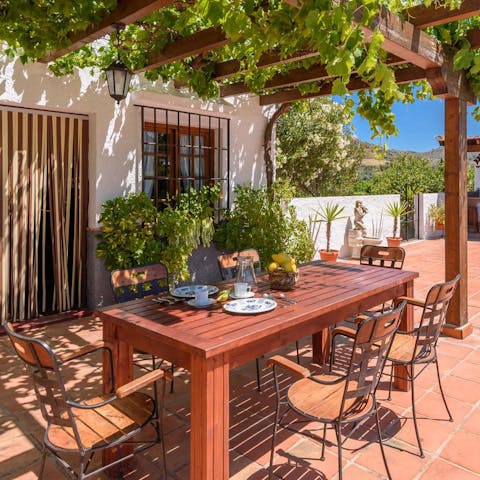 Step outside to share tapas and wine with your loved ones 