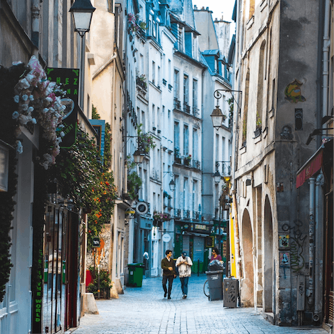 Spend the evening in the cocktail bars of Le Marais, fifteen minutes from home