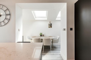 Onyx & Cream image 13