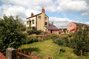 Old English Farmhouse image 15