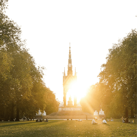 Stroll around Hyde Park, thirty minutes away