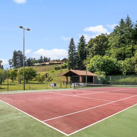 Discover the tennis court at the bottom of the garden
