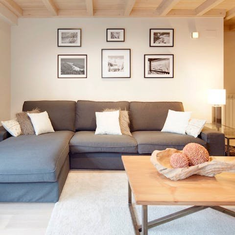 Cosy up on the comfortable sofa after a long day at the slopes