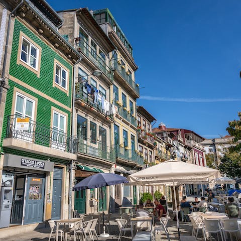 Get acquainted with cafes, bookshop and vintage stores that lie in the immediate Baixa neighbourhood