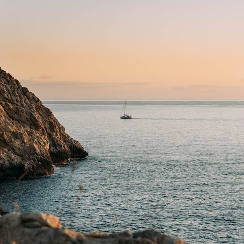Head to the coast in just minutes – the pebbled beach of Cala Deia is a thirty-minute steep walk downhill (or a five-minute drive)