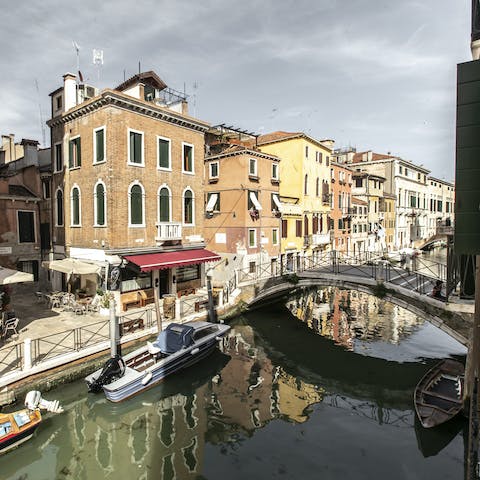 Enjoy enviable Venetian views from the windows of your home