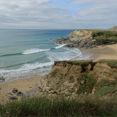 Spend sunny days exploring the rugged Cornish coast or learning to surf in the UK's surfing mecca of Newquay, a twenty-minute drive