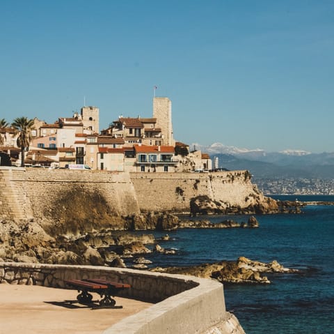 Enjoy your prime location right at the heart of Antibes 