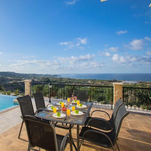 Breakfast to spectacular views over Coral Bay
