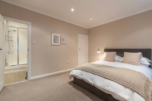English Manner image 8