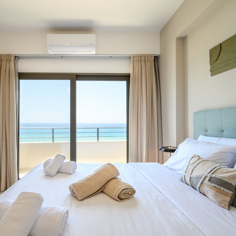 Wake up to the sight of the sea in the modern main bedroom