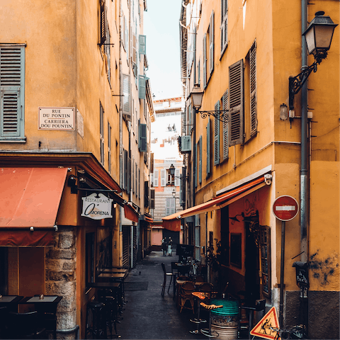 Explore the streets of Nice – your home is just a fifteen-minute drive from the centre 