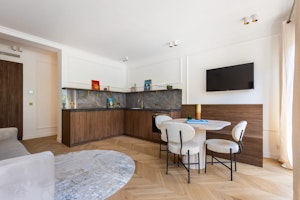 Travertine on Voltaire image 9